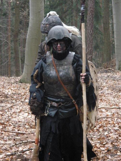 V průběhu boje, v pozadí má drahá polovička